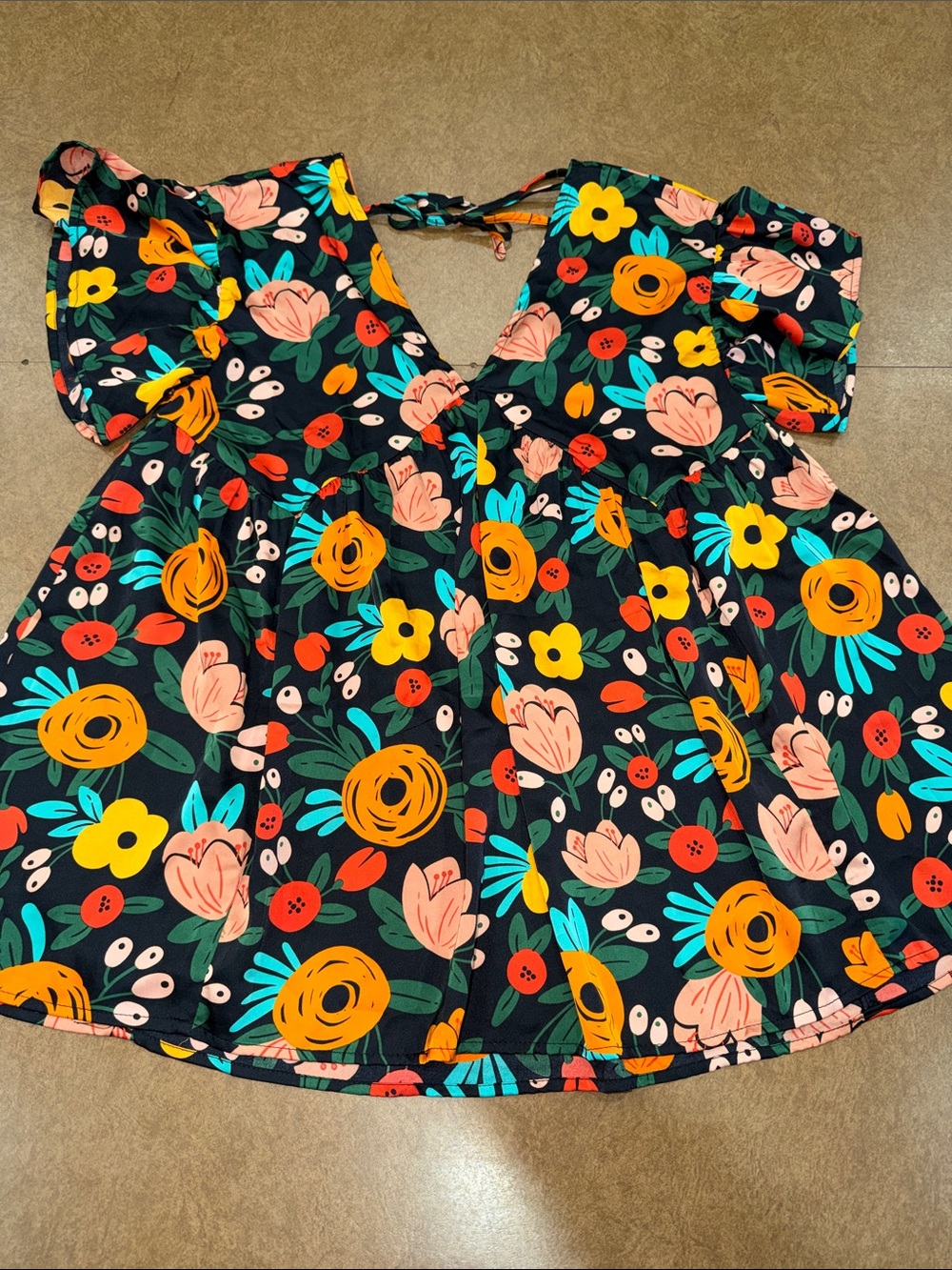 entro Black Floral Flutter Sleeve Top with Multicolor Blooms • Like NEW! Flowy